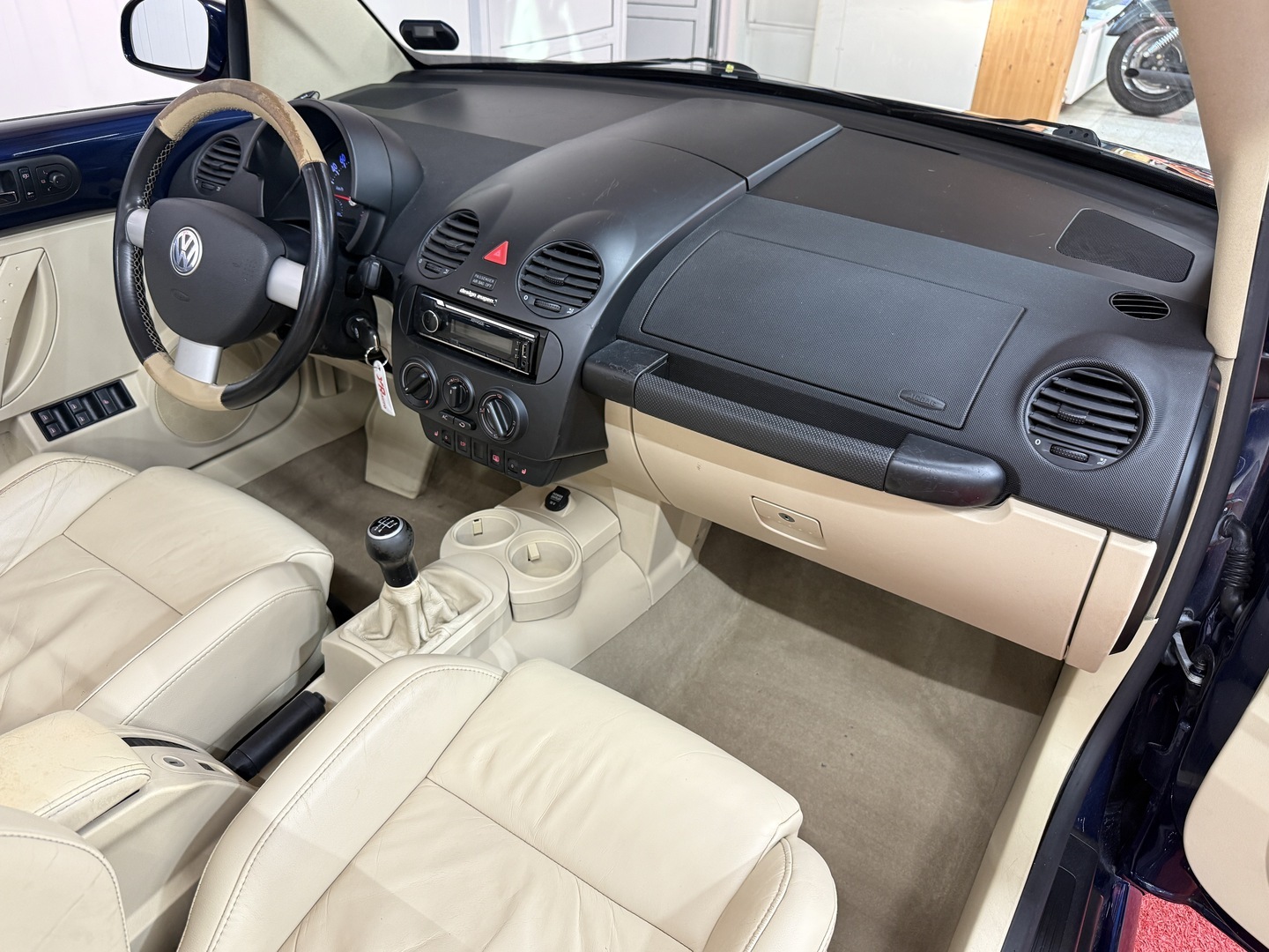 VOLKSWAGEN New Beetle 2004