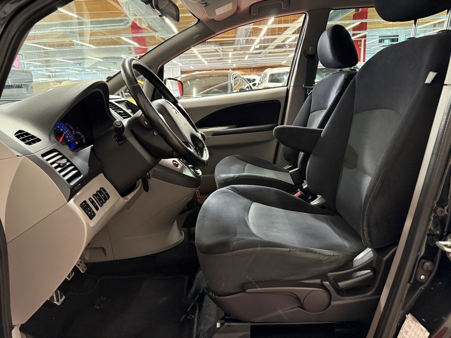 MITSUBISHI Grandis 2009