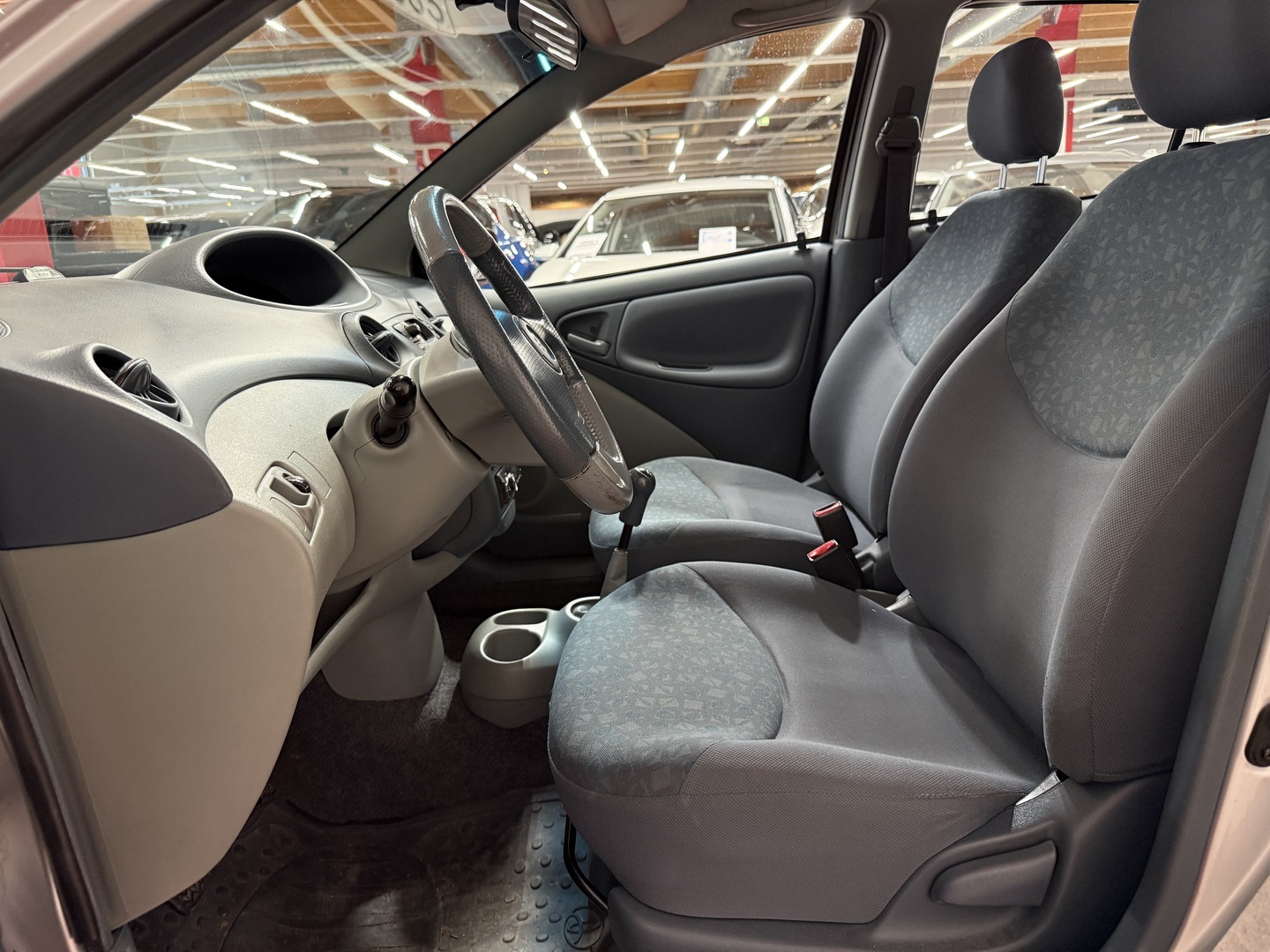 TOYOTA Yaris 2001