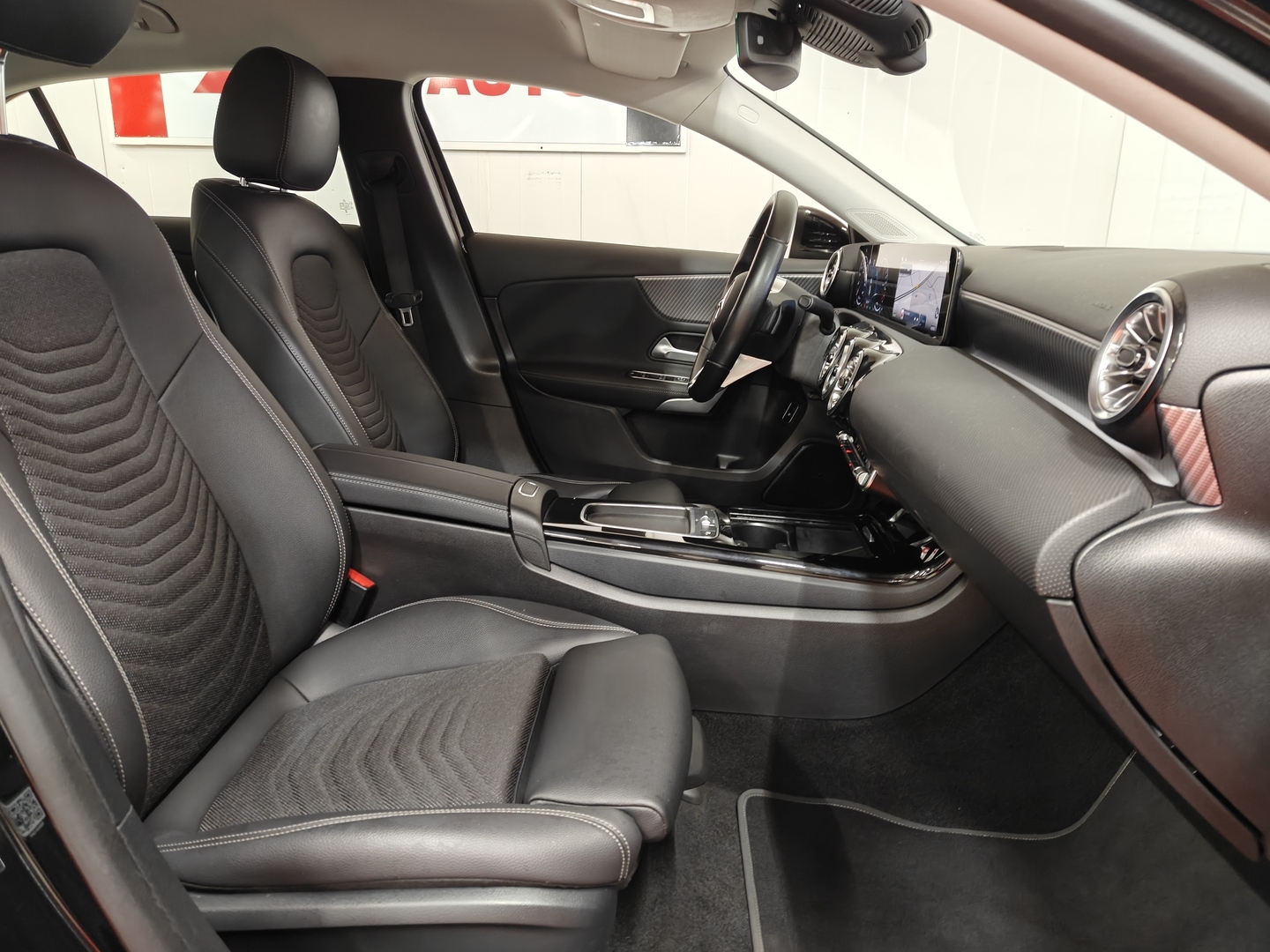 MERCEDES-BENZ A 2023