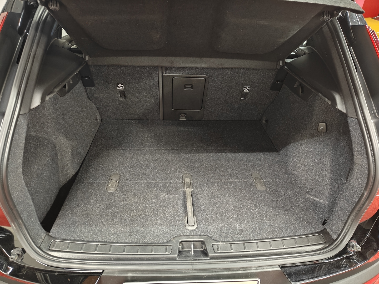 VOLVO XC40 8