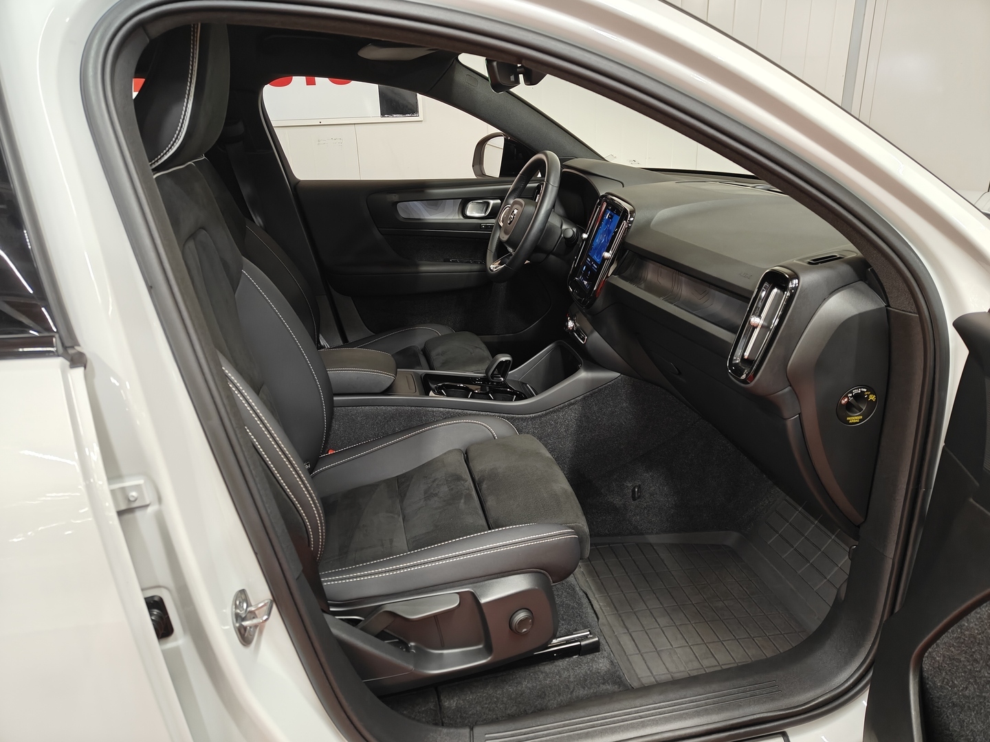 VOLVO C40 12