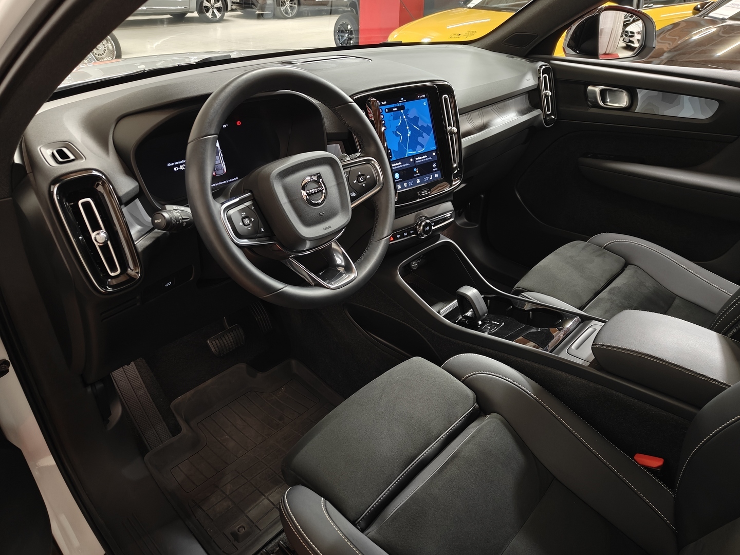 VOLVO C40 19