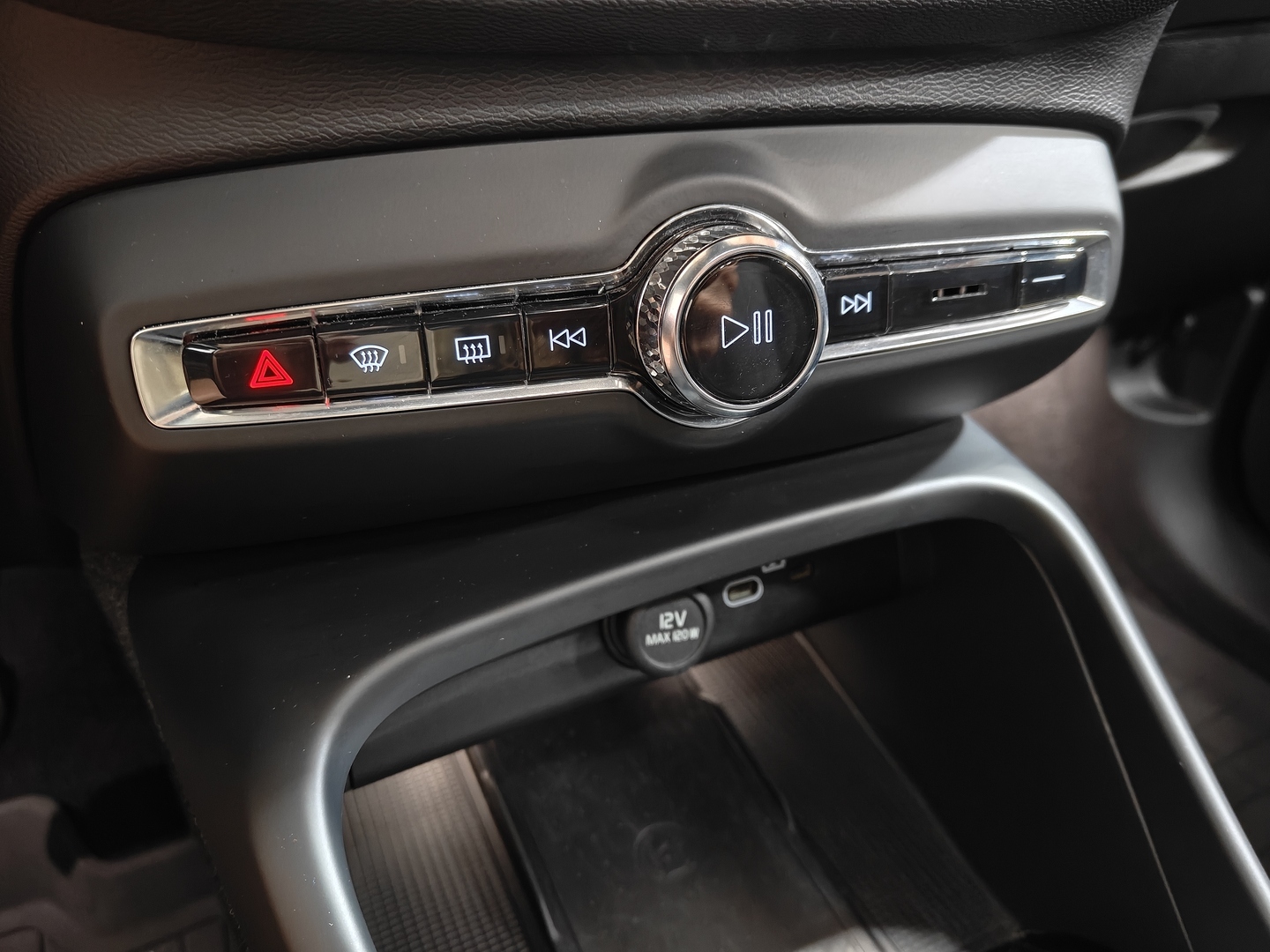 VOLVO C40 32