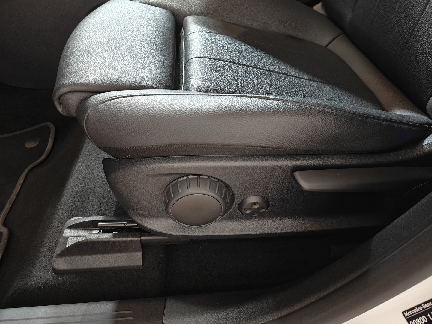 MERCEDES-BENZ EQA 2023