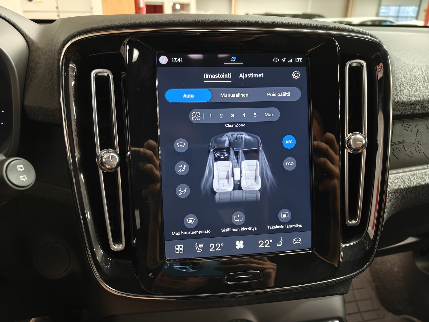 VOLVO XC40 2023