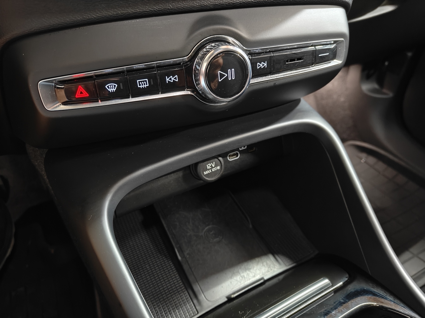 VOLVO XC40 2023