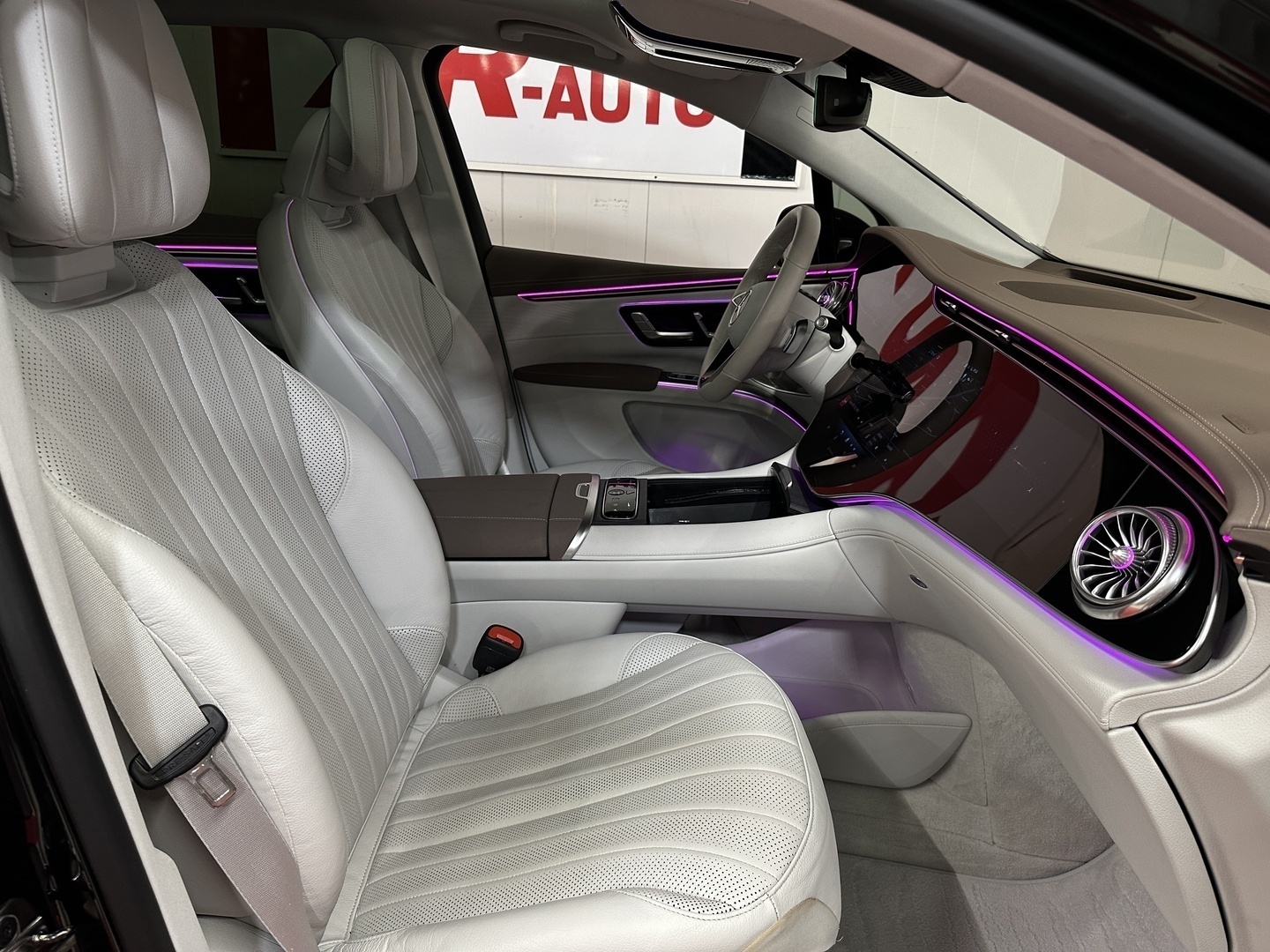 MERCEDES-BENZ EQS SUV 13
