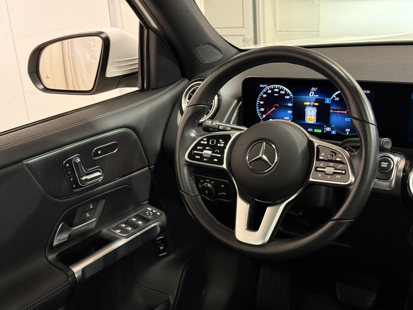 MERCEDES-BENZ EQB 2023