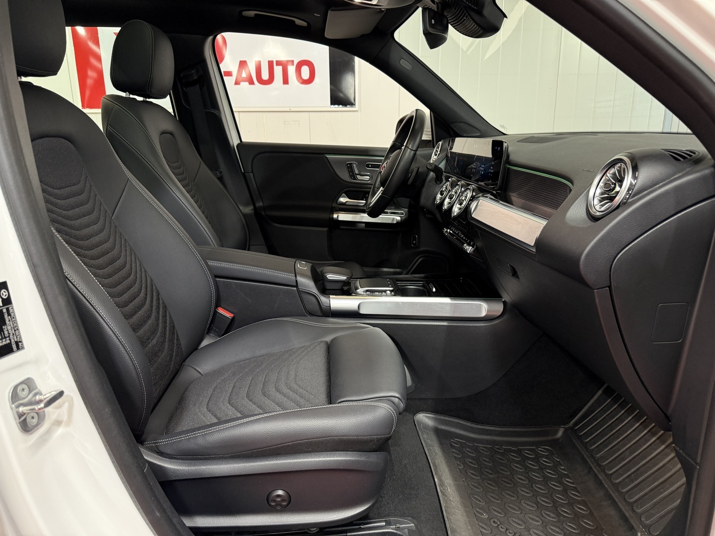 MERCEDES-BENZ EQB 2023