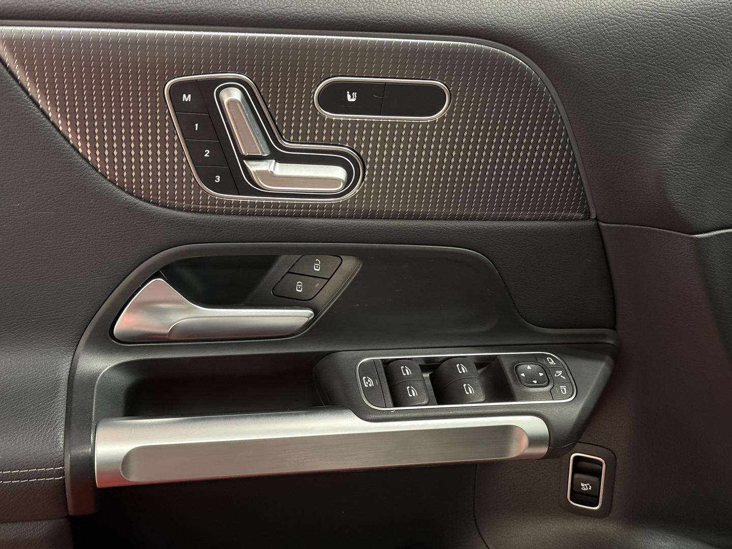 MERCEDES-BENZ EQB 2023