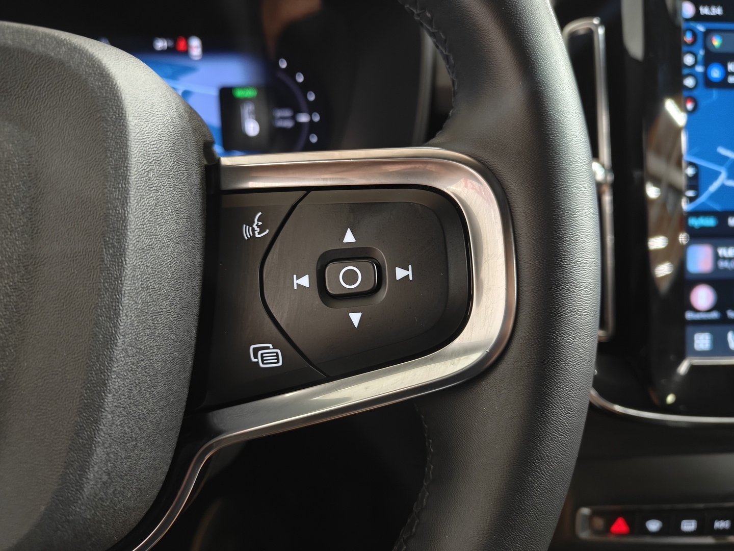 VOLVO XC40 24