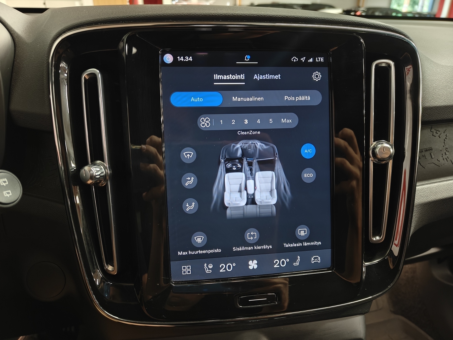 VOLVO XC40 29