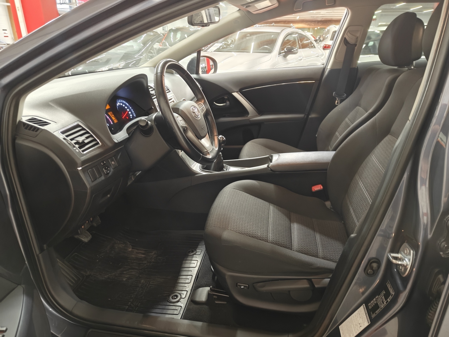 TOYOTA Avensis 2013