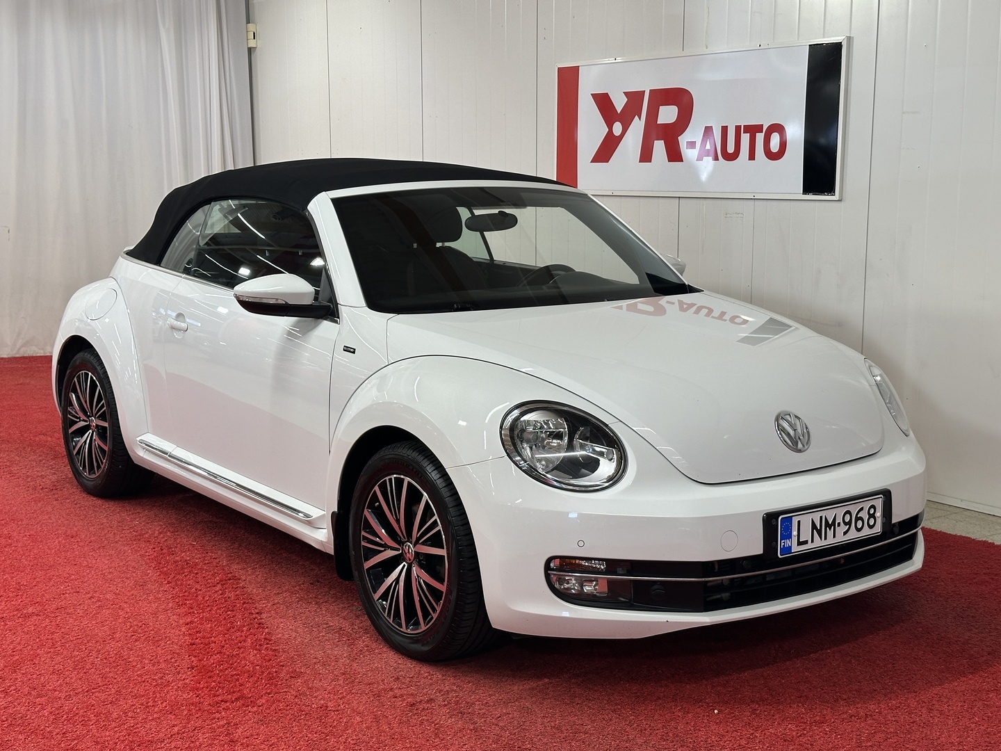 VOLKSWAGEN Beetle 2016