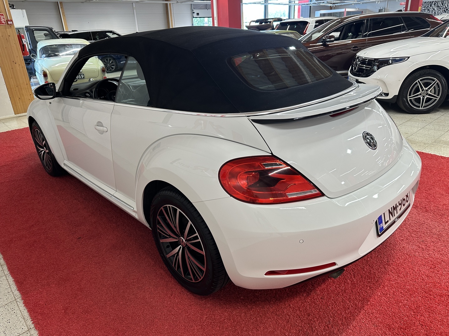 VOLKSWAGEN Beetle 2016