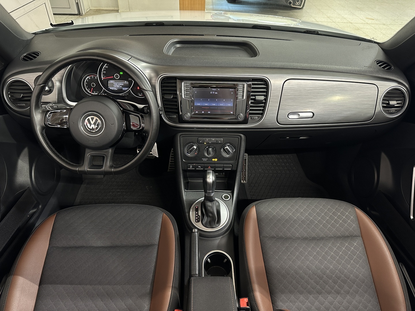 VOLKSWAGEN Beetle 2016