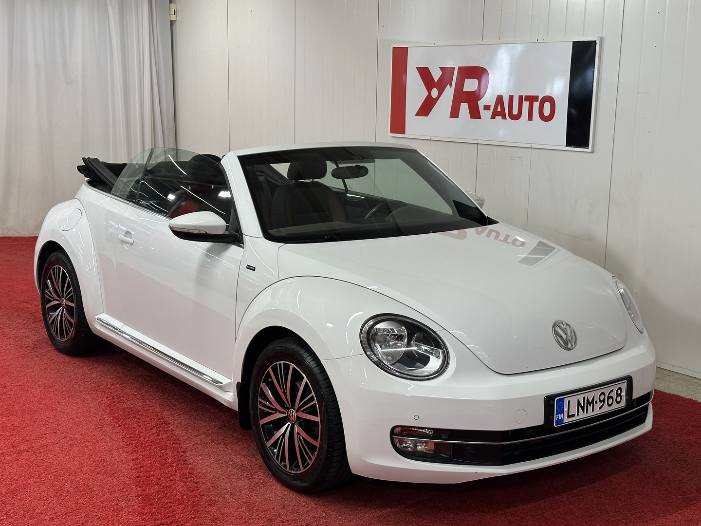 VOLKSWAGEN Beetle 2016