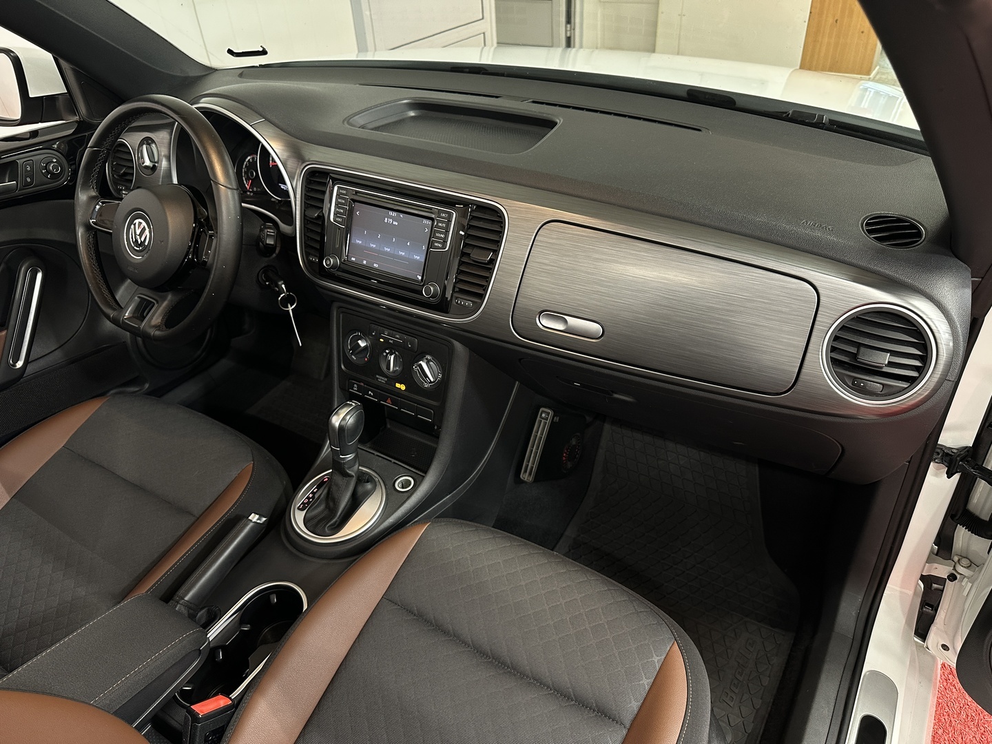 VOLKSWAGEN Beetle 2016