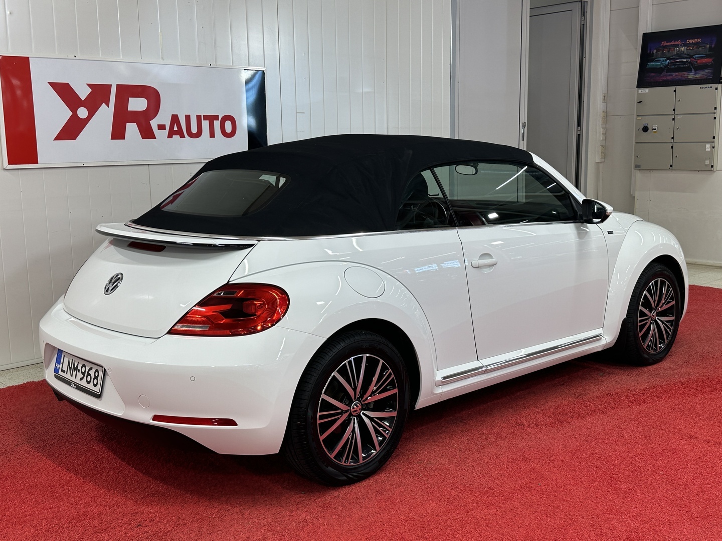 VOLKSWAGEN Beetle 2016
