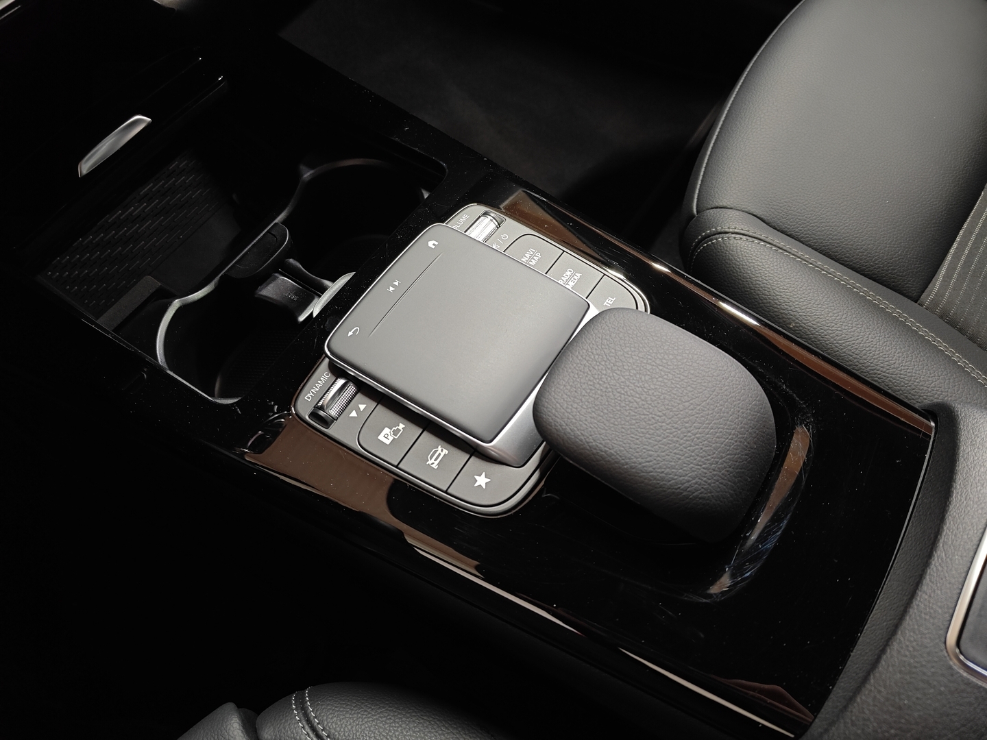 MERCEDES-BENZ A 2023