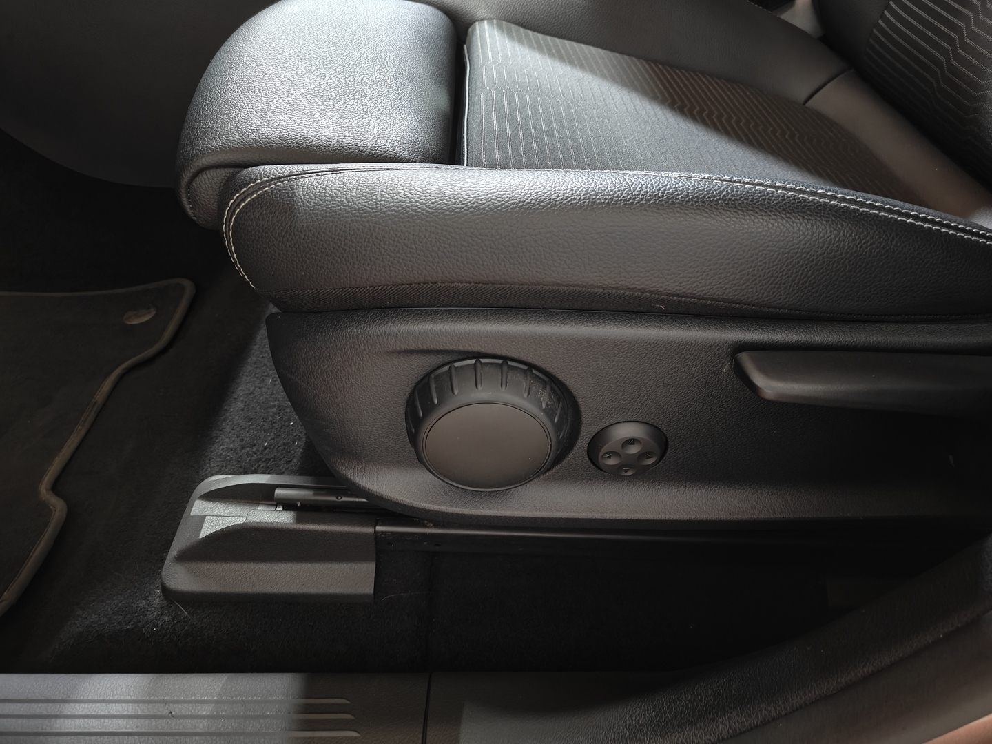 MERCEDES-BENZ EQA 2023