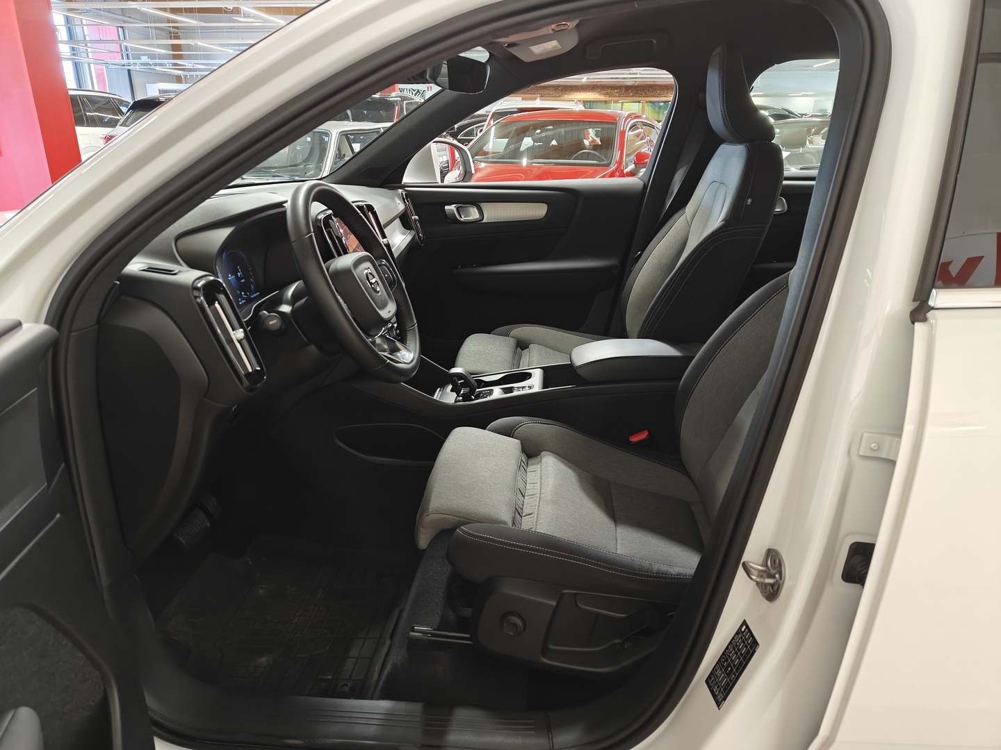 VOLVO XC40 2023