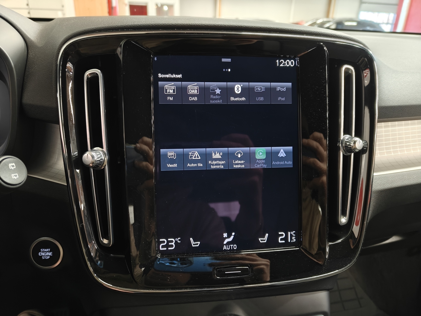 VOLVO XC40 2023