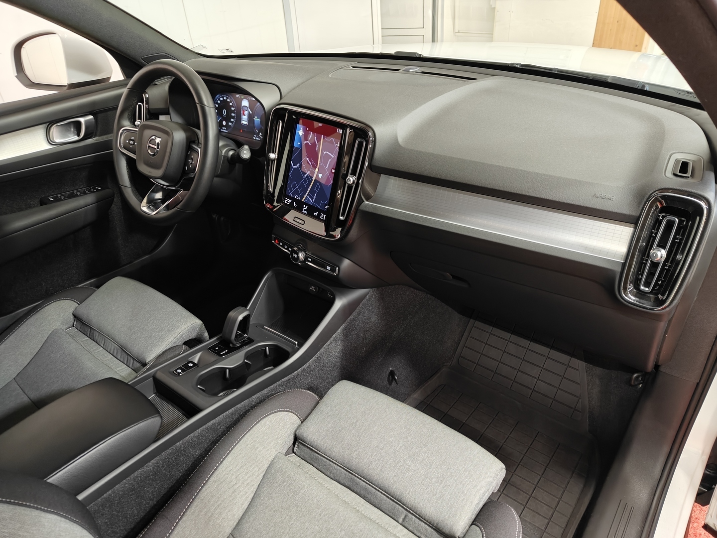 VOLVO XC40 2023