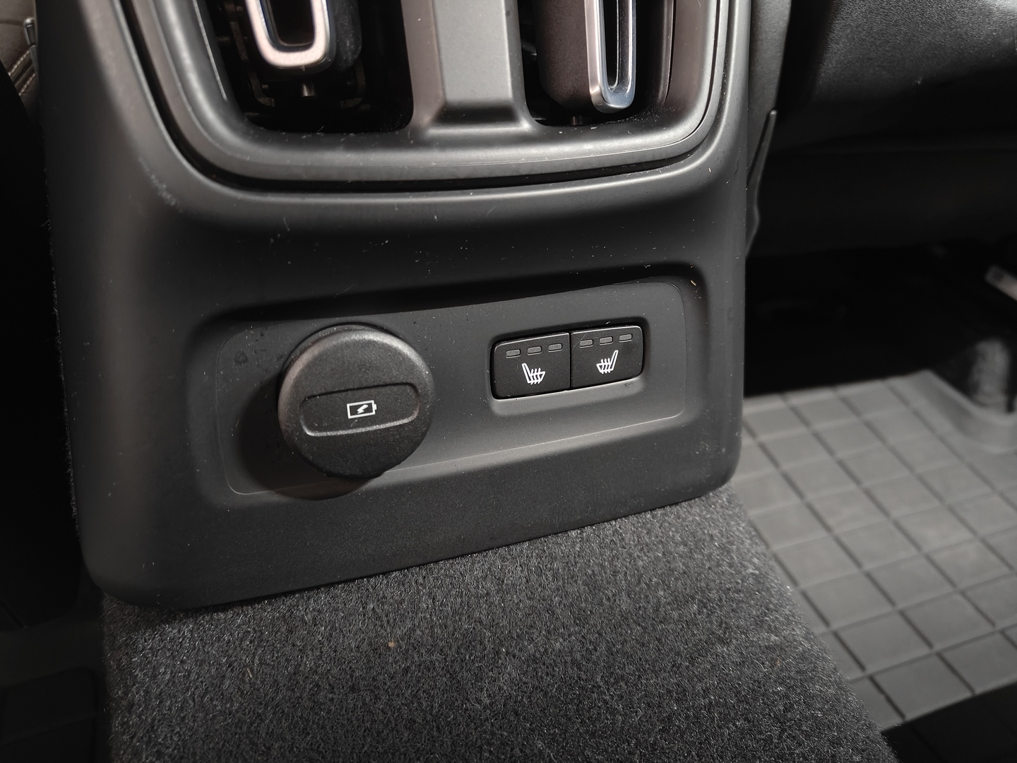 VOLVO XC40 2023
