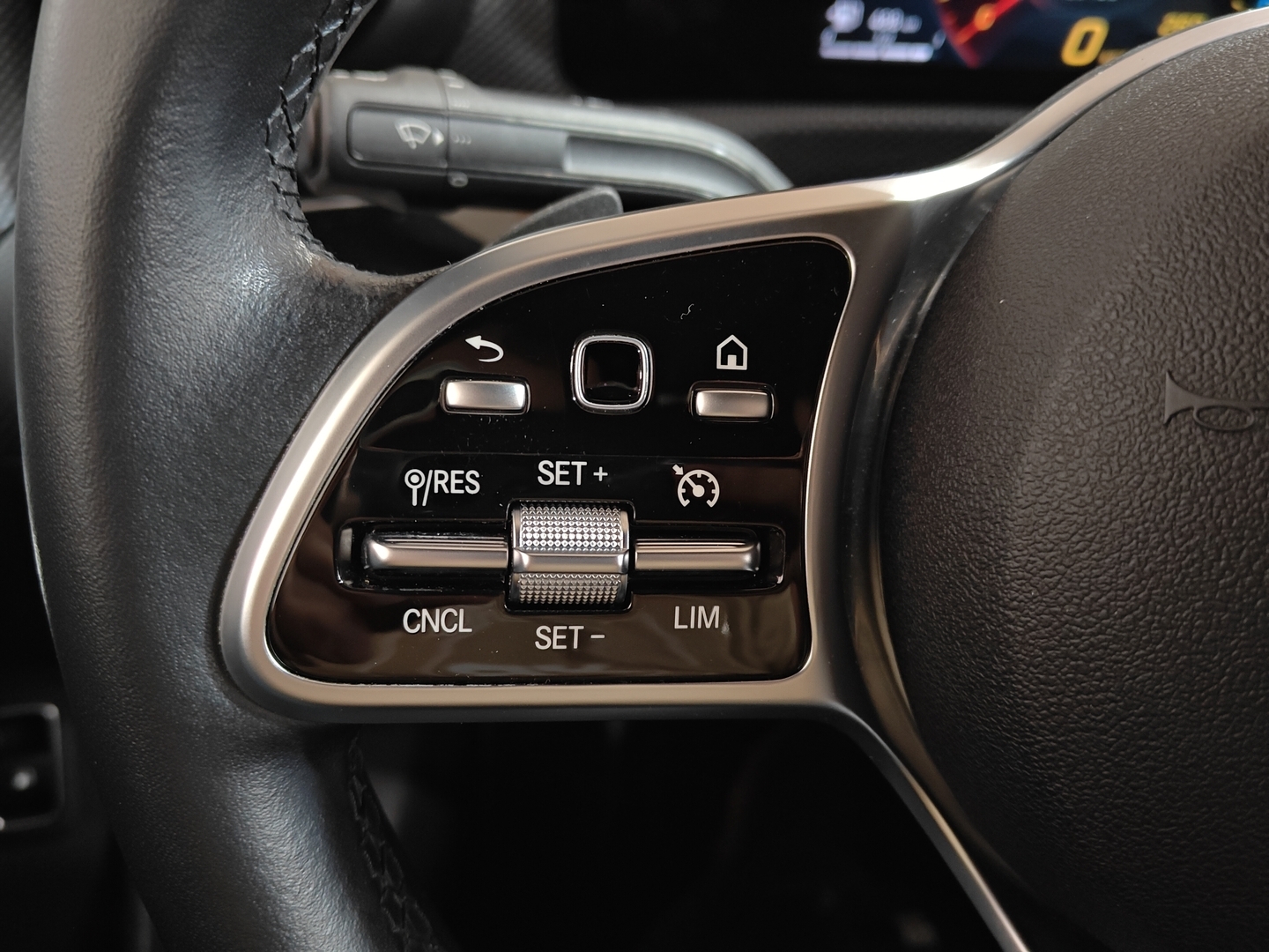 MERCEDES-BENZ A 2023