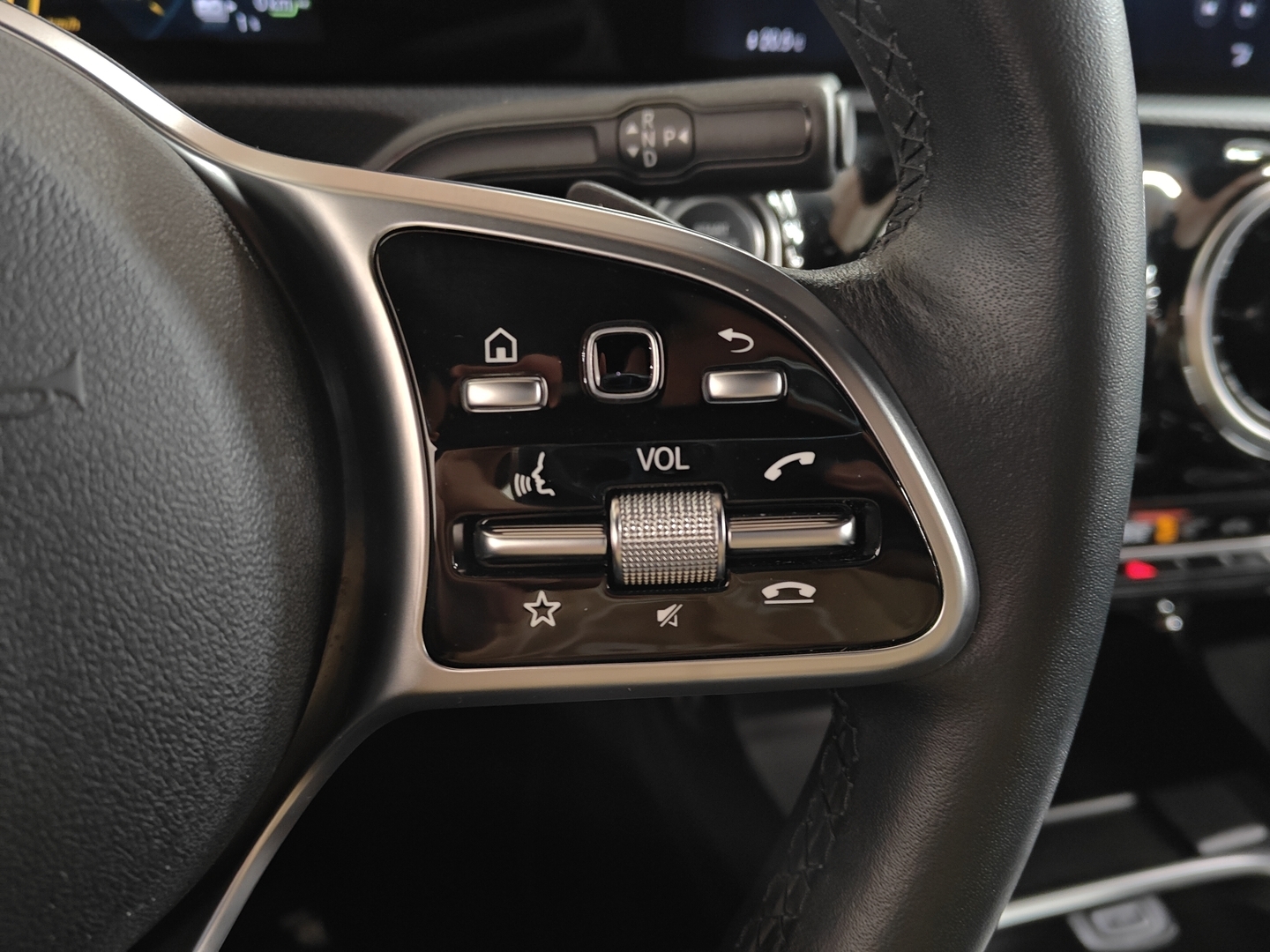 MERCEDES-BENZ A 2023