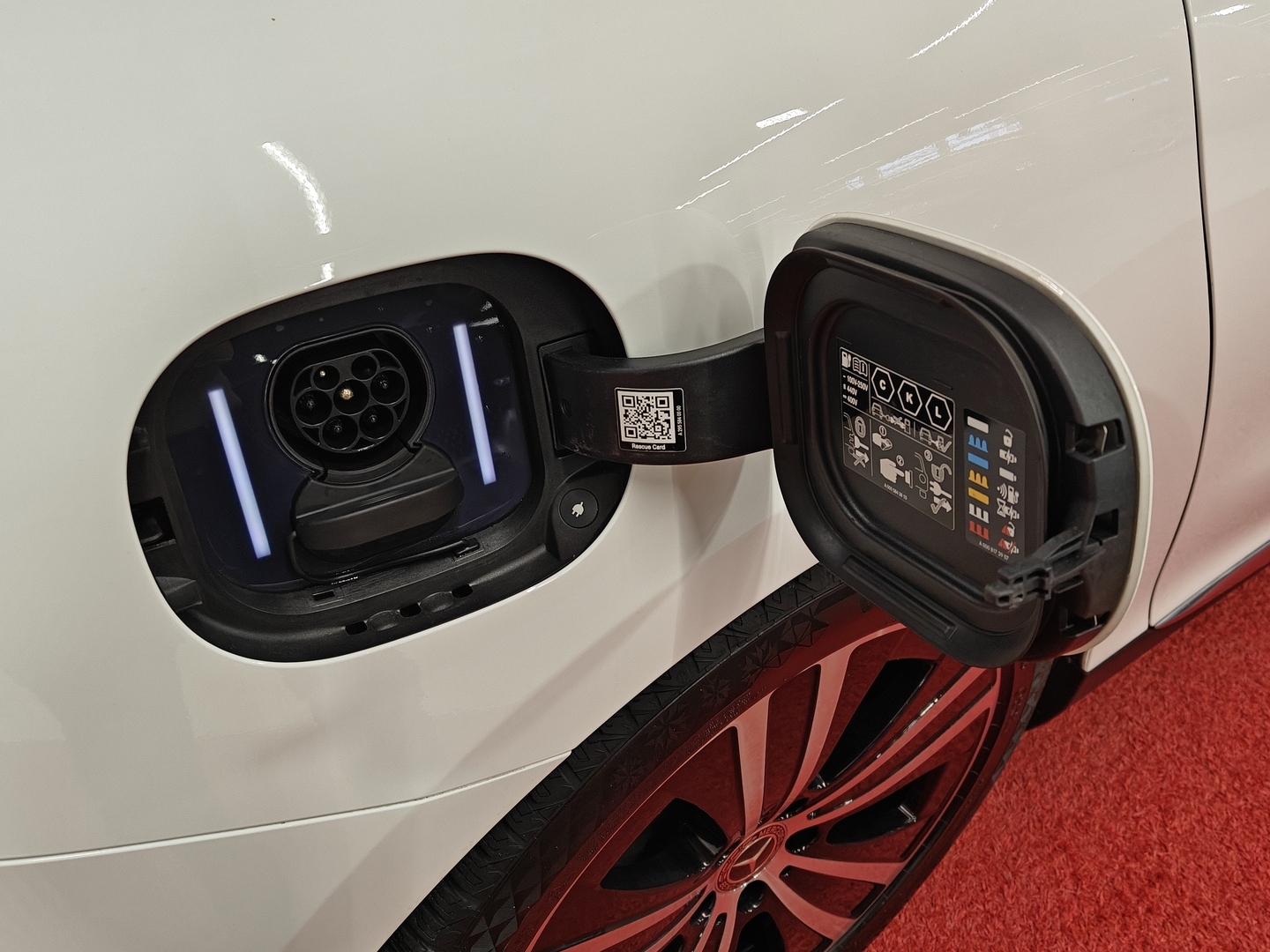 MERCEDES-BENZ EQE 2023