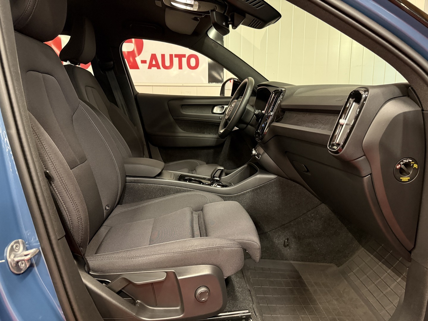 VOLVO XC40 2023