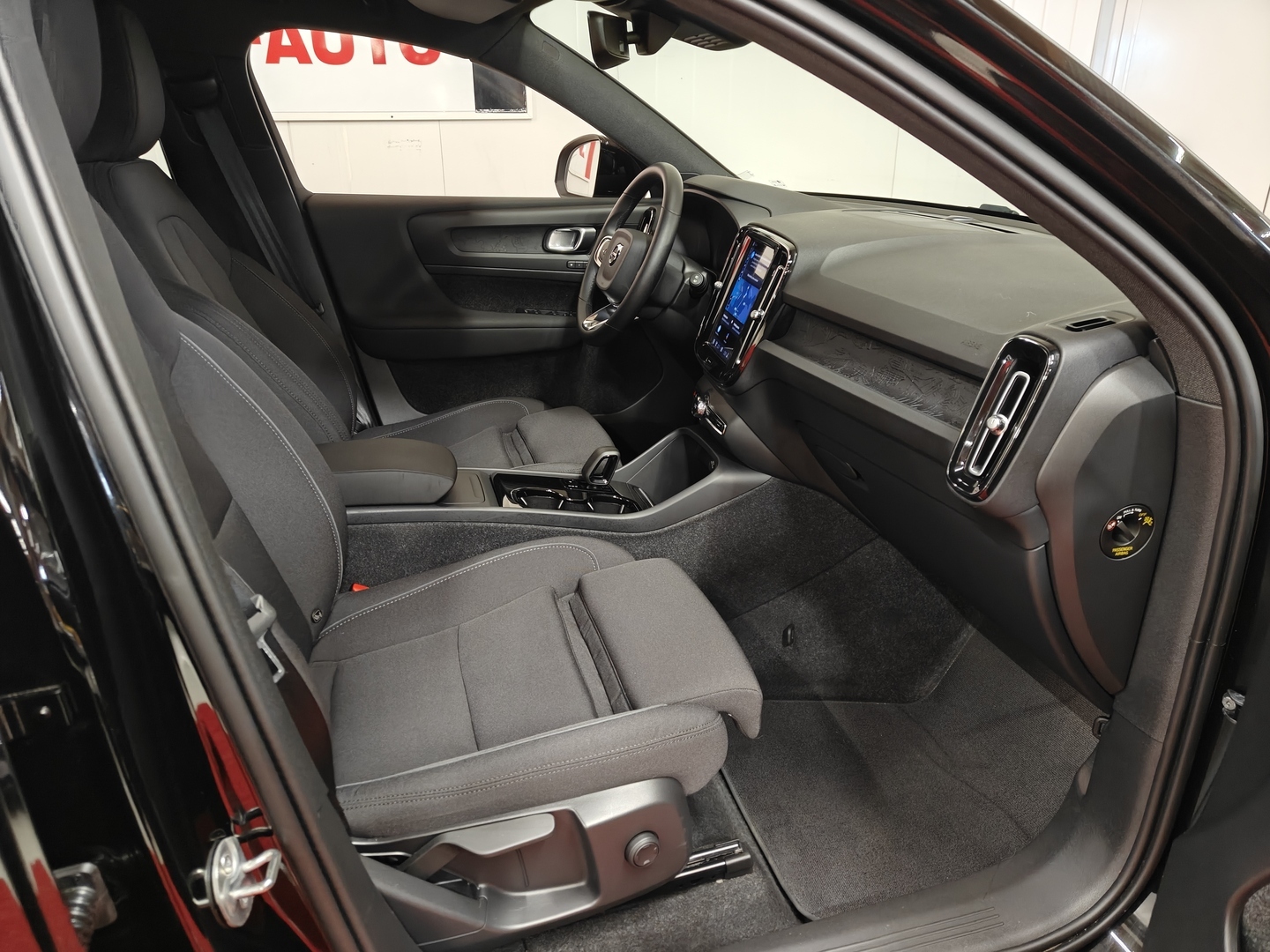 VOLVO XC40 2023