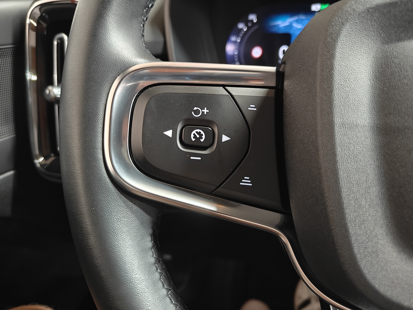 VOLVO XC40 2023