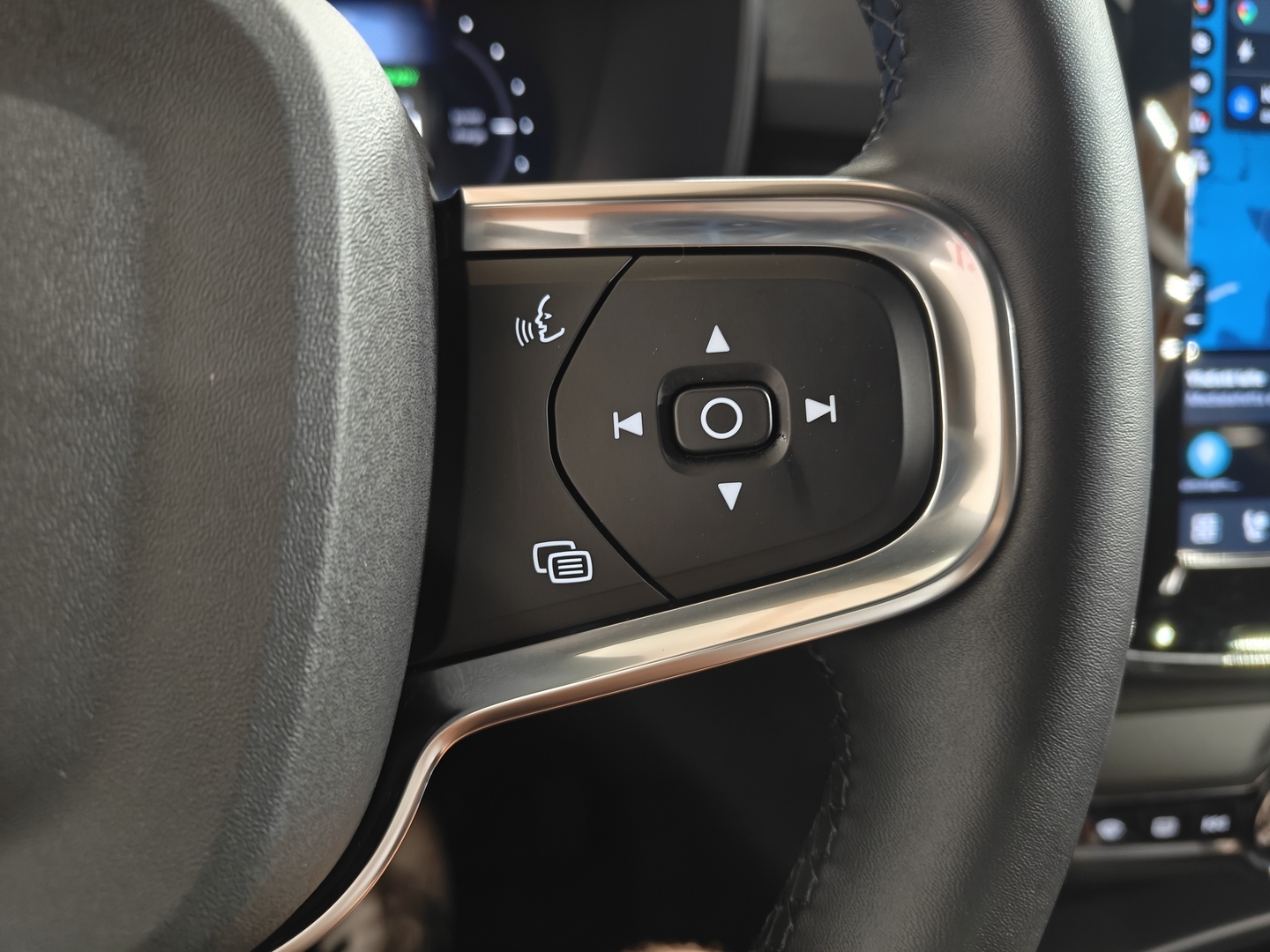 VOLVO XC40 2023
