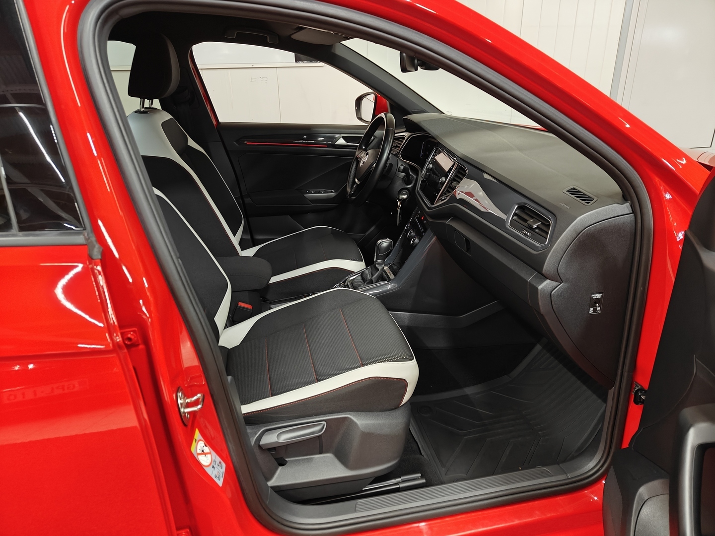 VOLKSWAGEN T-Roc 11
