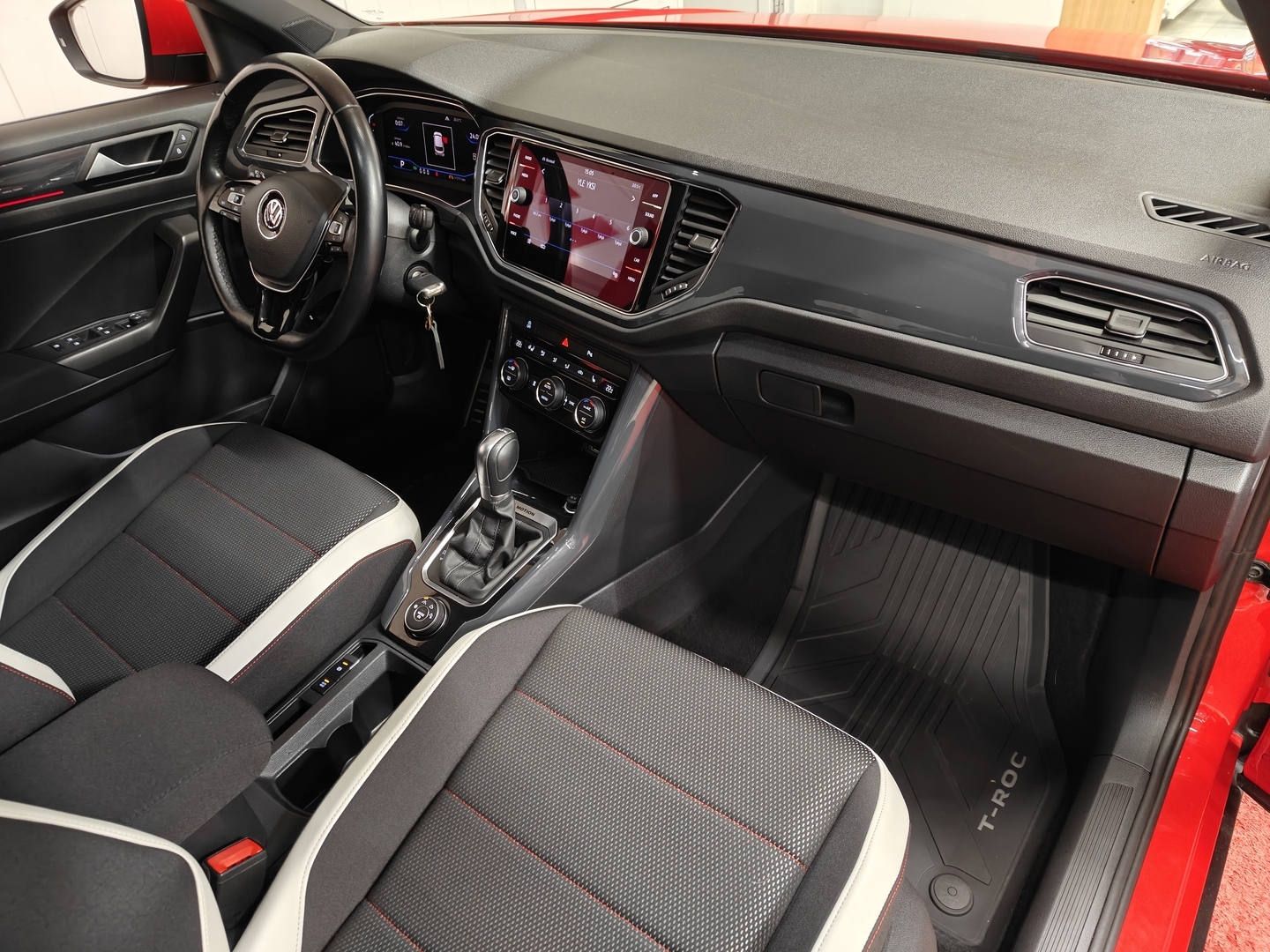 VOLKSWAGEN T-Roc 12