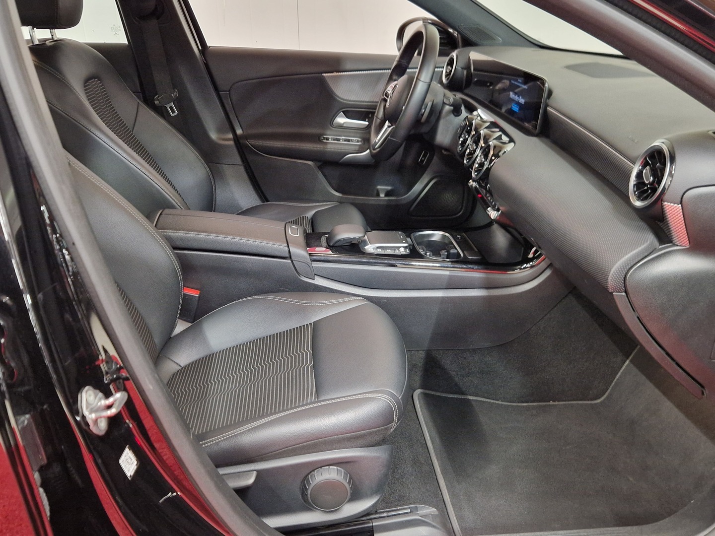 MERCEDES-BENZ A 2023