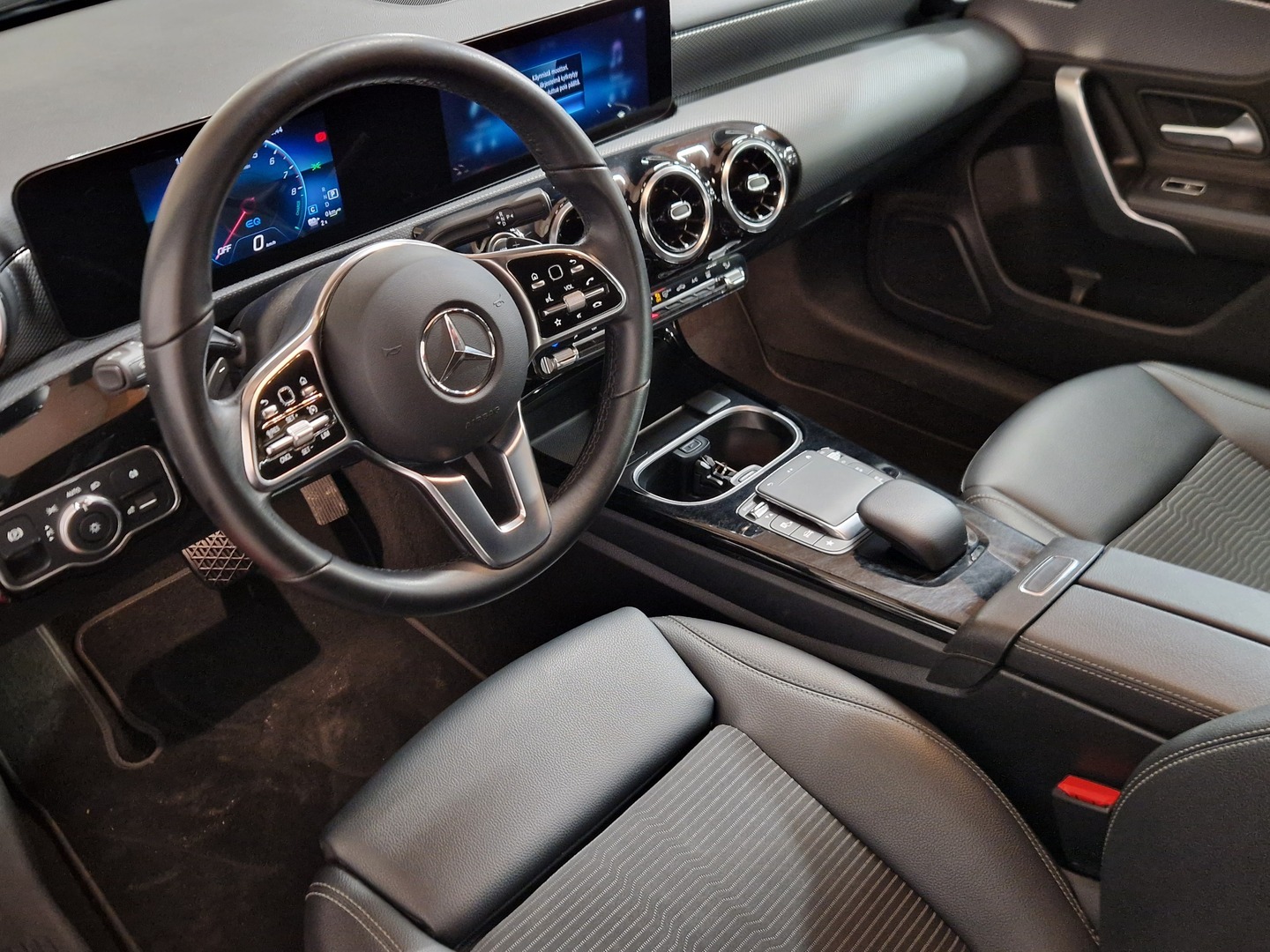 MERCEDES-BENZ A 2023