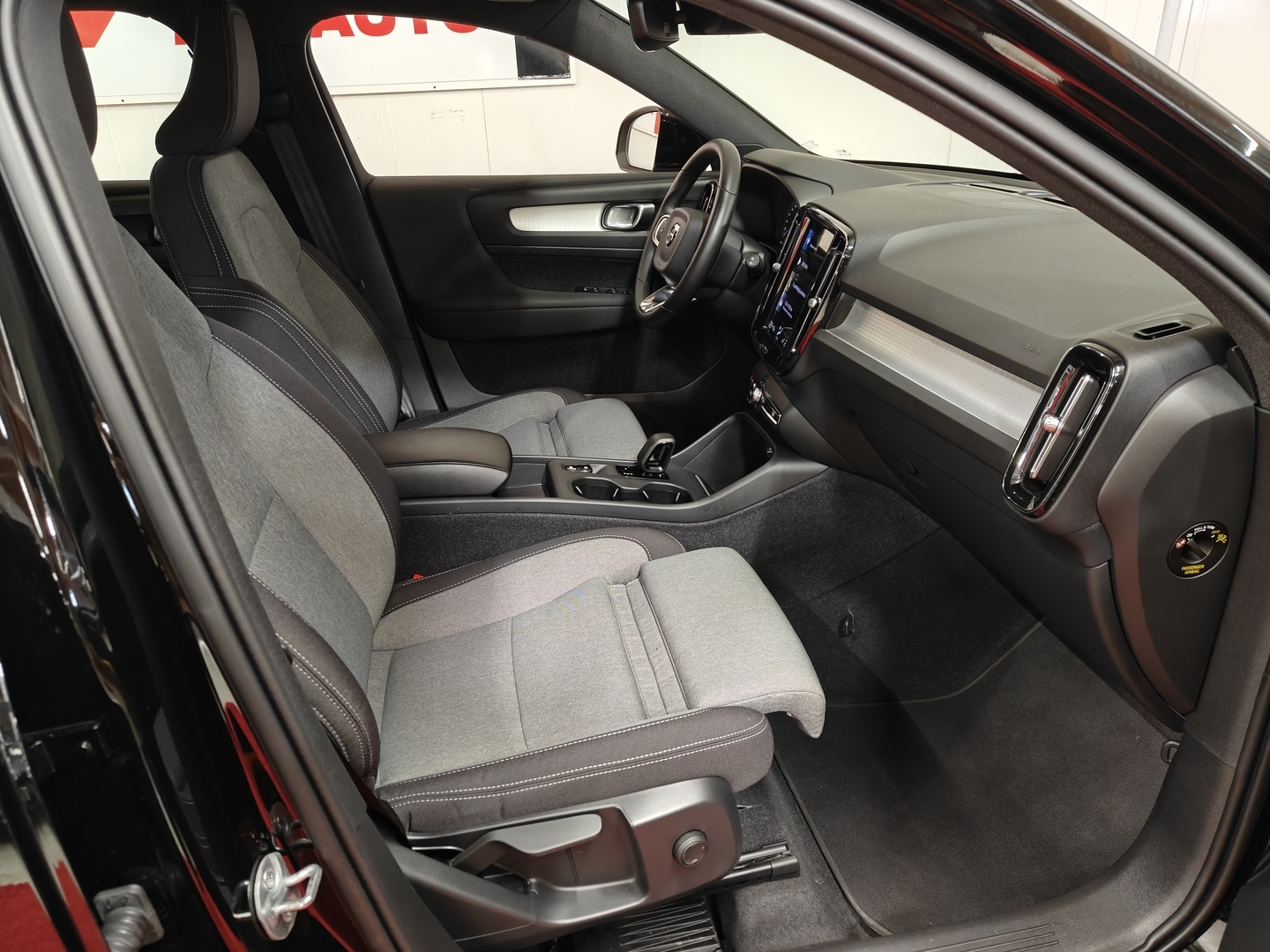 VOLVO XC40 2023
