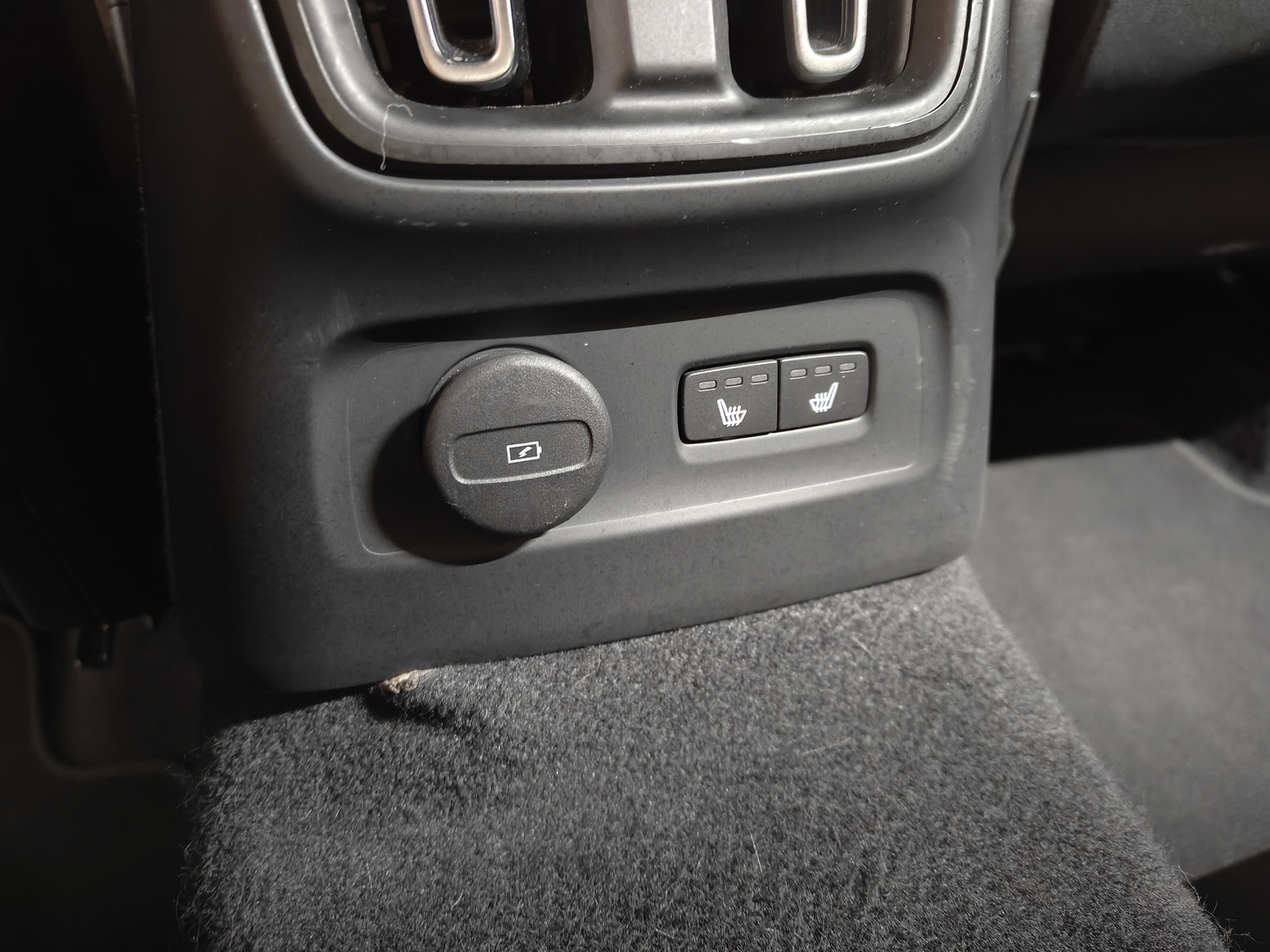 VOLVO XC40 2023