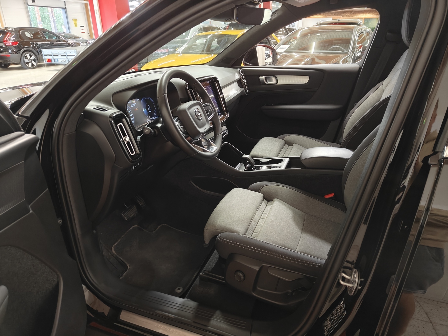 VOLVO XC40 2023