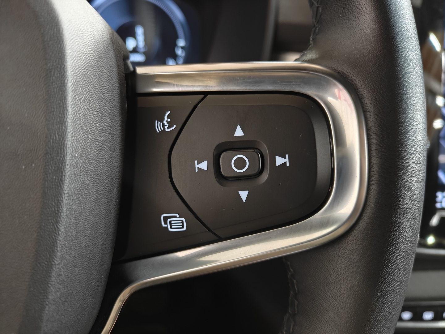 VOLVO XC40 2023