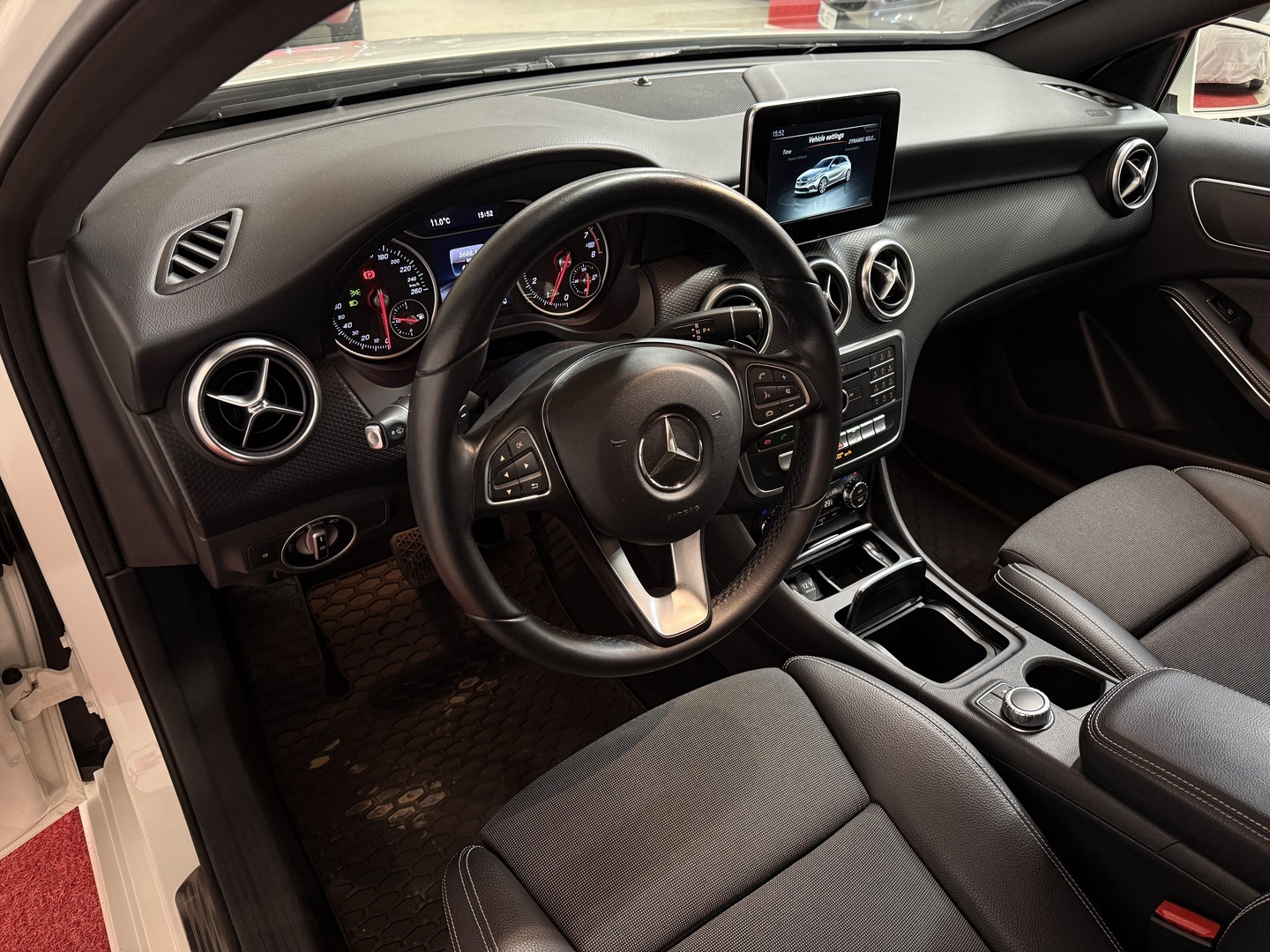 MERCEDES-BENZ A 2016