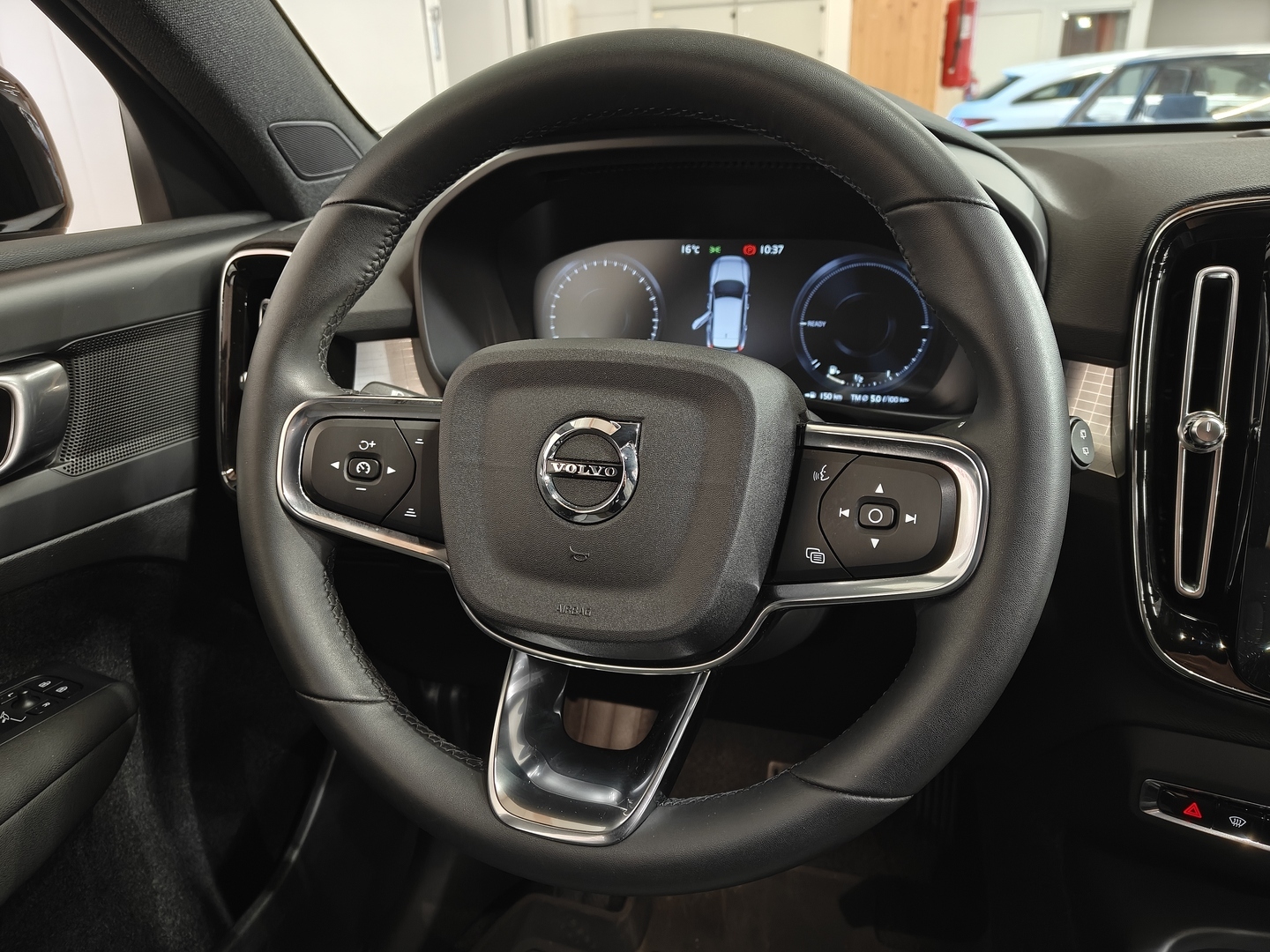 VOLVO XC40 2023