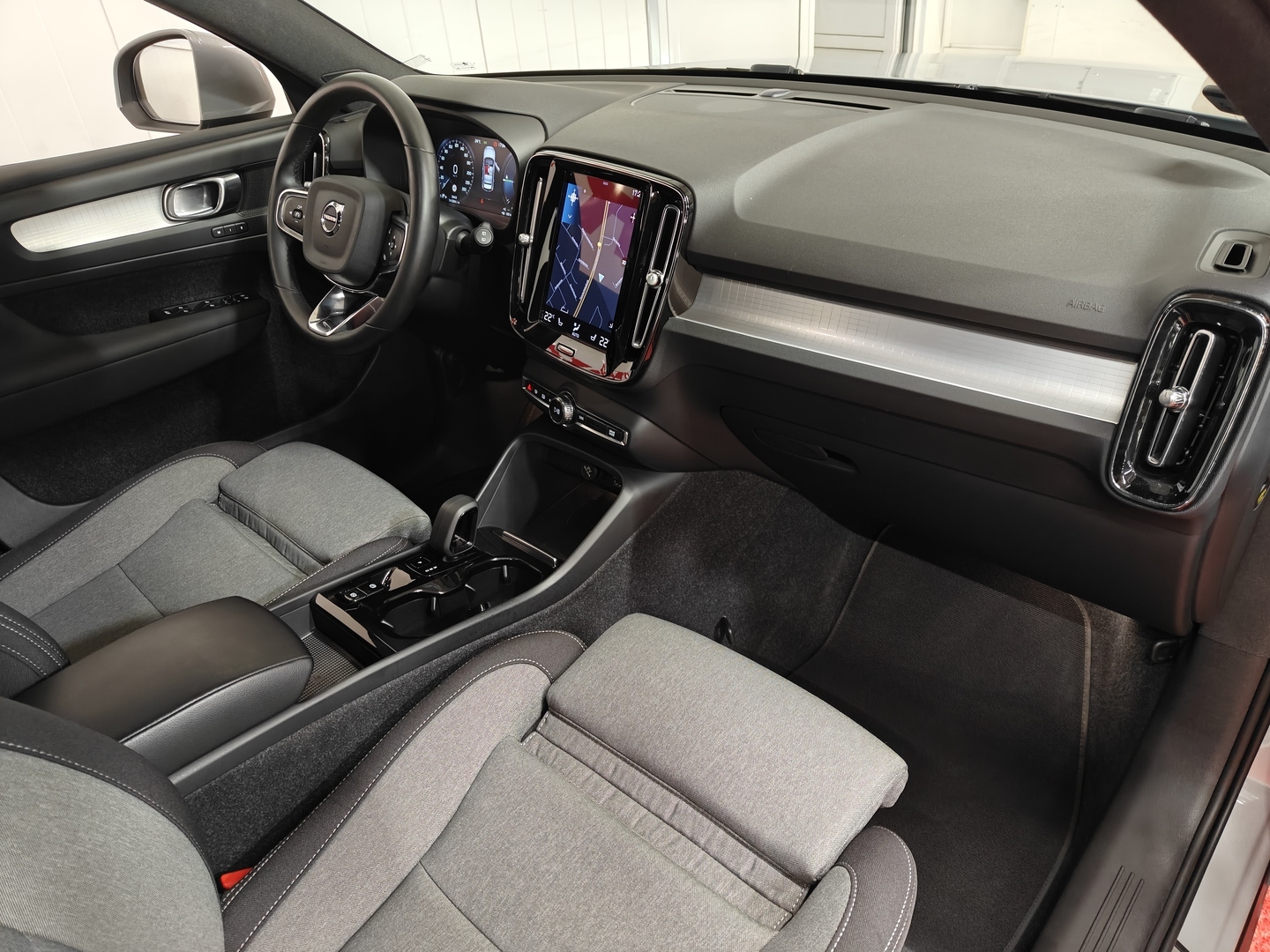 VOLVO XC40 12