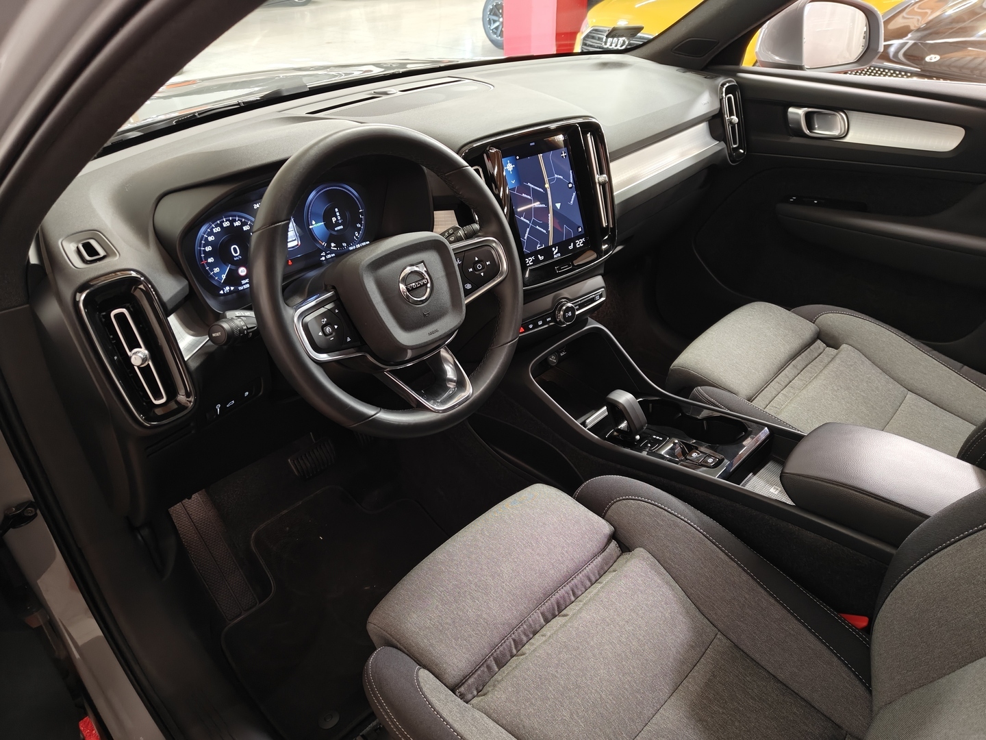 VOLVO XC40 18
