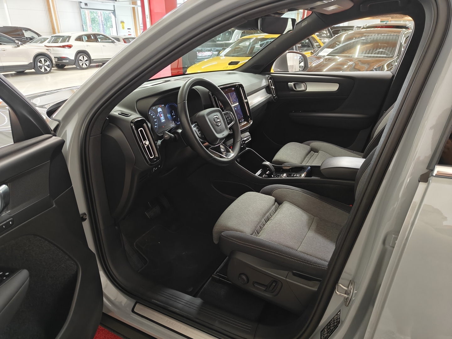 VOLVO XC40 19